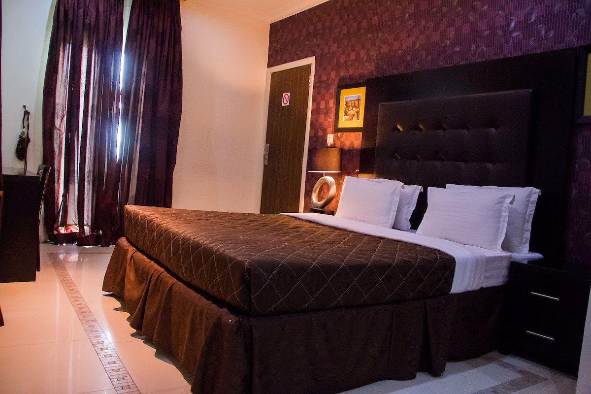 /web/uploads/116/Villa Angelia Hotel Ikoyi/room-photos/Standard room (Annex Building 1)/35b7f029.jpg